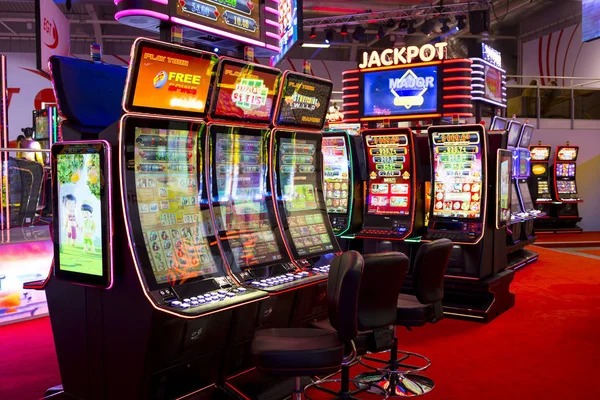 amintoto mobile app interface showing sports betting and live casino categories